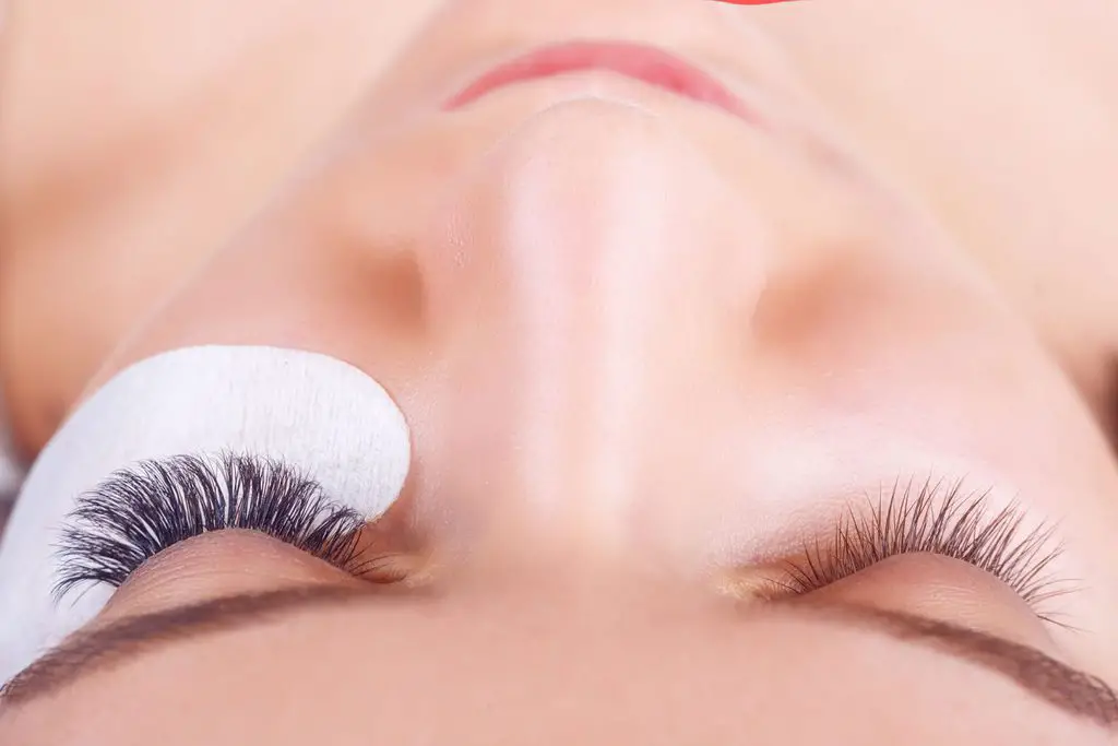 Lash and brow treatment Dubai Elaris