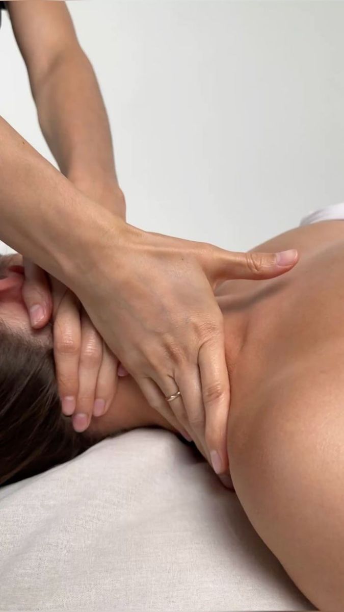 Back neck and shoulder massage Dubai Elaris